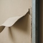 Bande placo qui cloque : causes, solutions et réparation durable