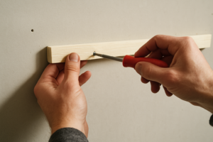 Fixer tasseau sur placo : guide complet pour une fixation solide et durable