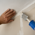 Joint placo plafond mur : comment le réussir avec bande à joint, mastic acrylique ou silicone