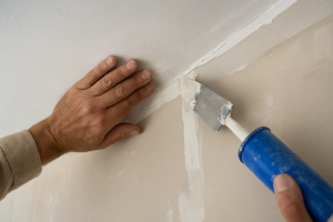 Joint placo plafond mur : comment le réussir avec bande à joint, mastic acrylique ou silicone